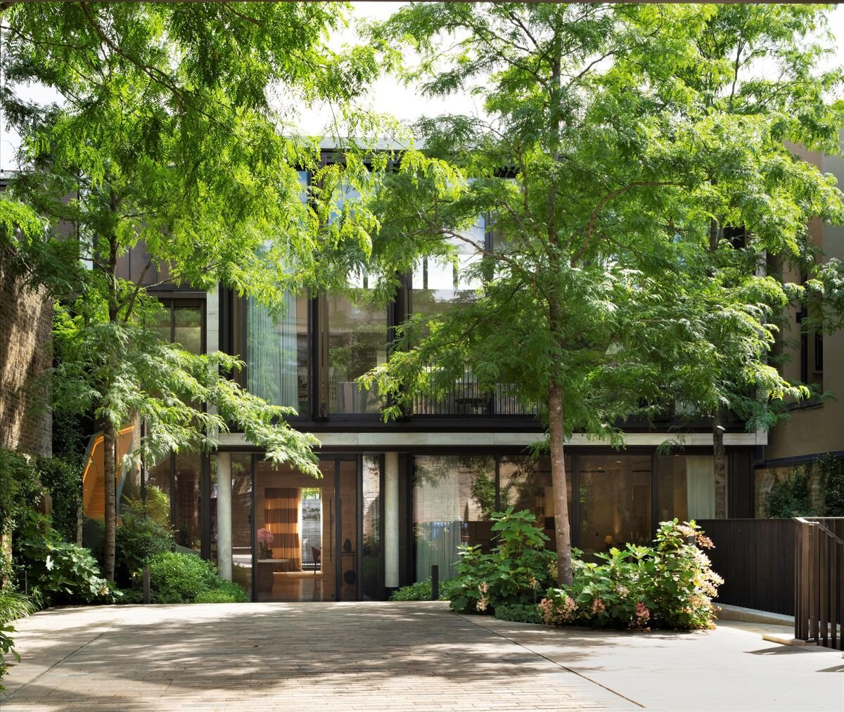 6 bedroom flat in The Glebe