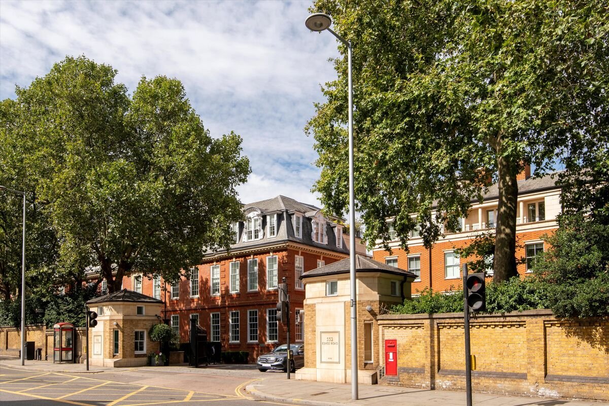 4 bedroom flat in Coleridge Gardens