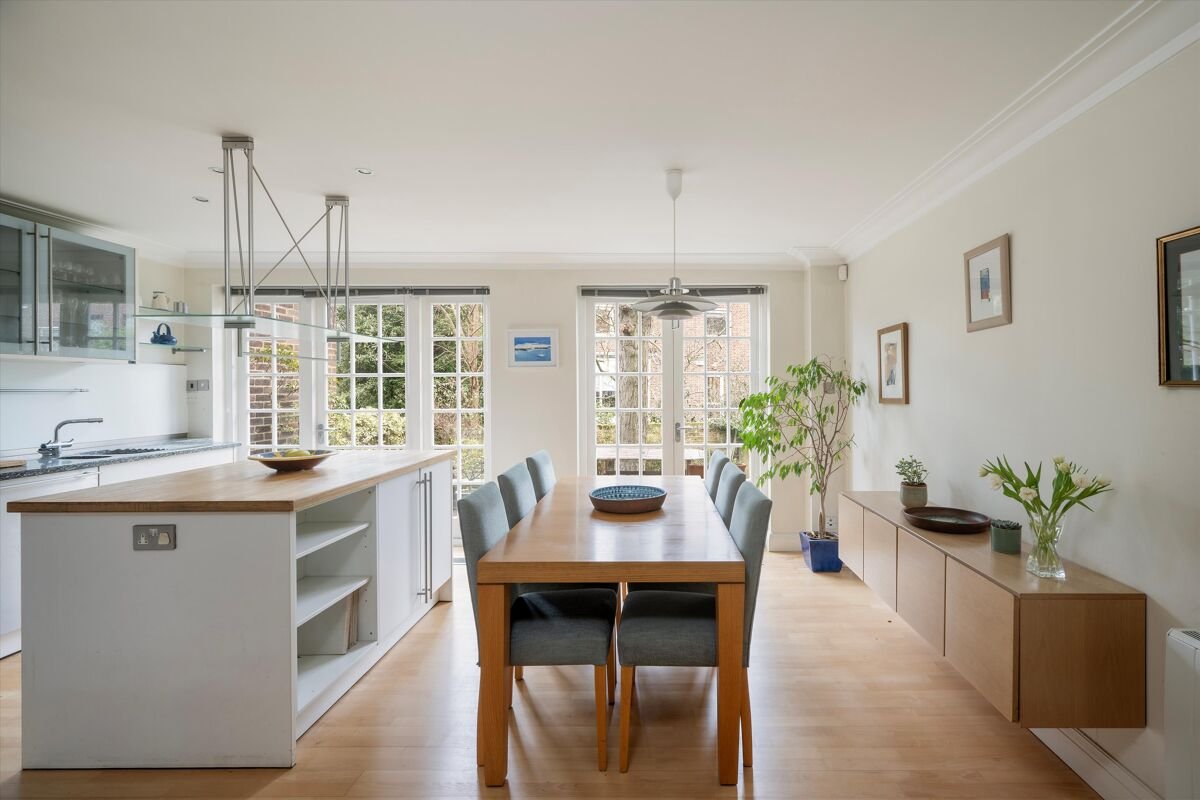 4 bedroom mews house in Abbotsbury Road