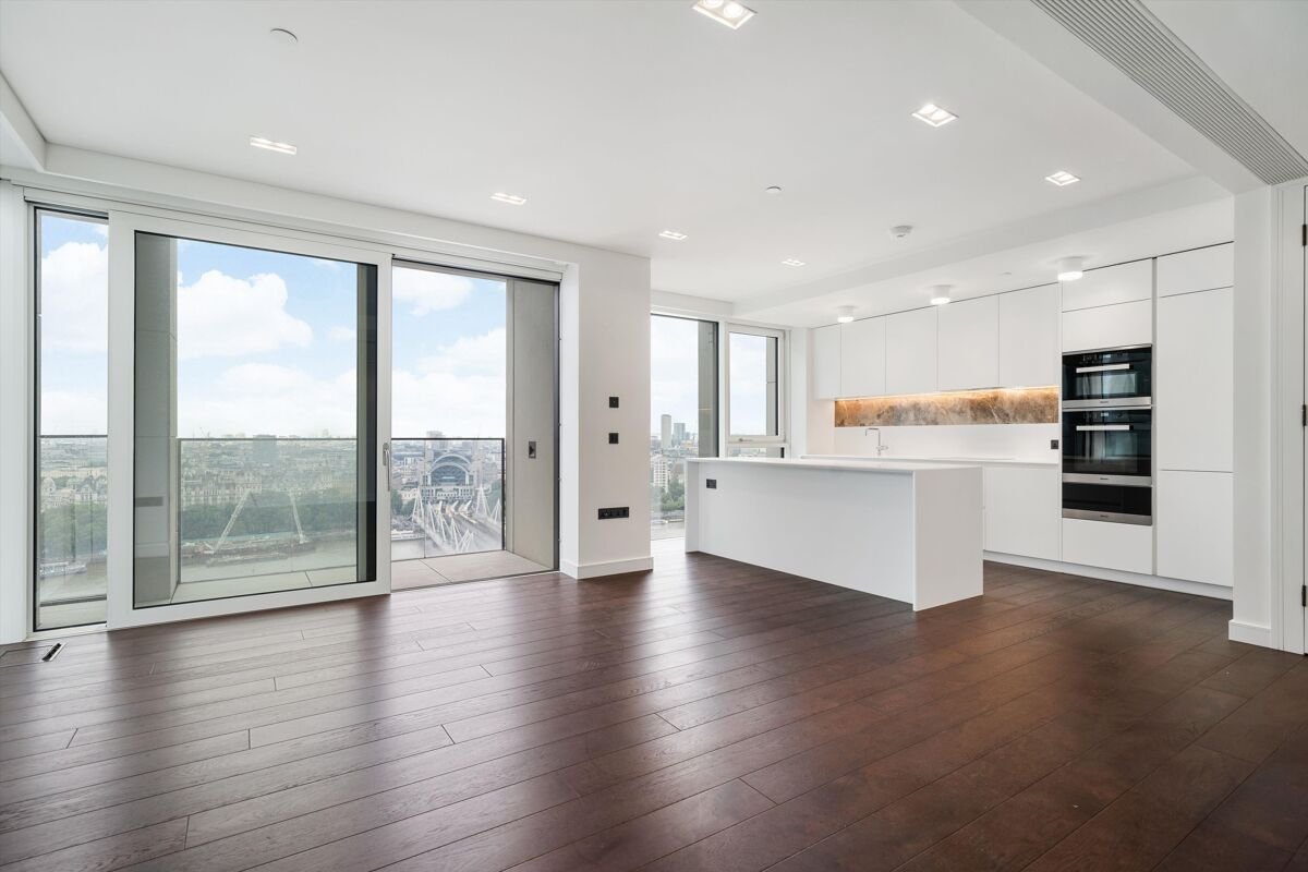3 bedroom flat in Casson Square