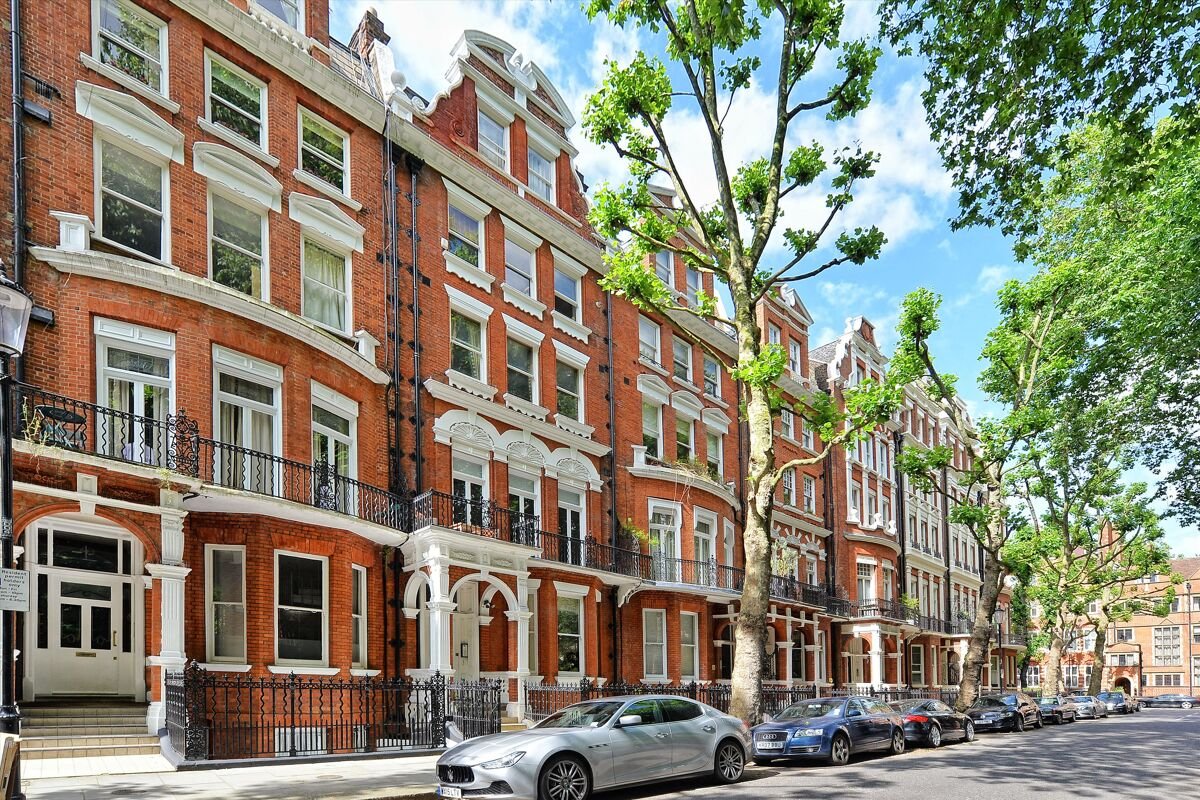 3 bedroom flat in Bramham Gardens