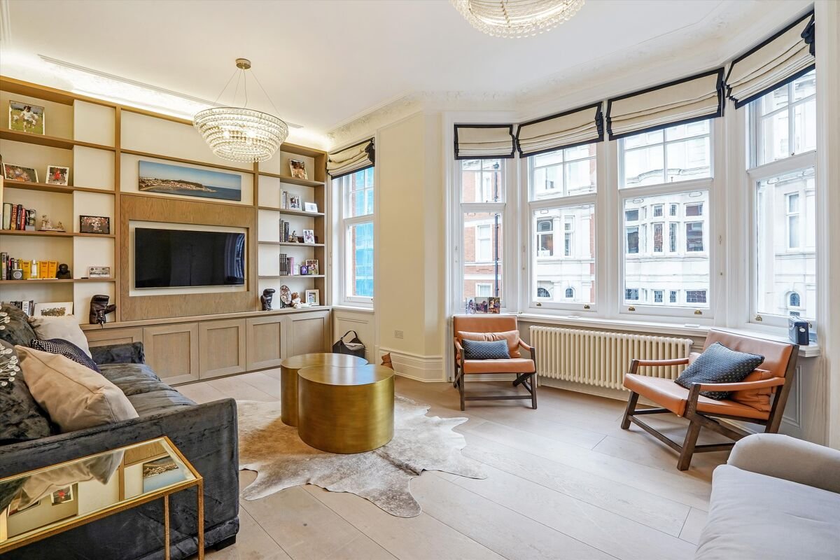 3 bedroom flat in Bentinck Street