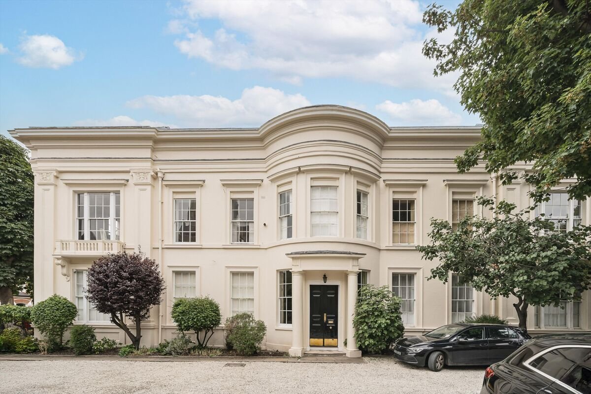 2 bedroom flat in The Shrubbery